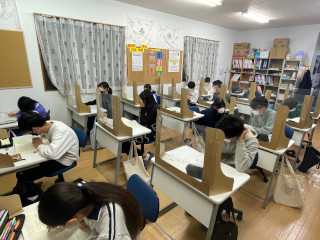 1階教室：いつも全員が集中して勉強に取り組んでいます