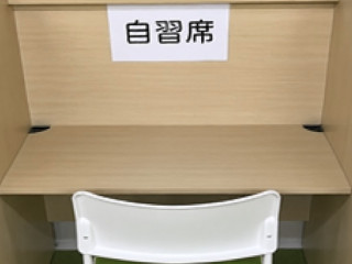 いつでも使える自習スペース！  授業がない日でも自由に利用できます。集中できる環境で、宿題やテスト勉強、受験対策までしっかり取り組めます。