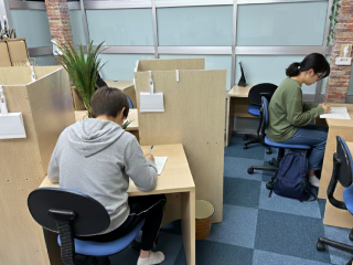いつもの時間にいつもの指定席、黙々と勉強するようになりました！