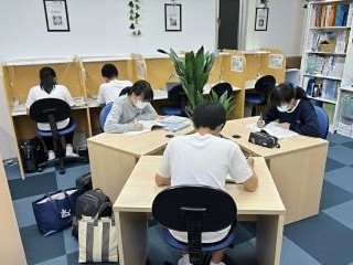オープンデスクでも、個別ブースでも、生徒が自分の勉強しやすい環境を選んでもらいます！