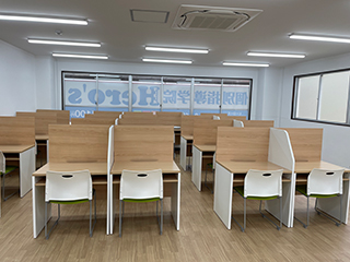 席数は20席、感染症対策のため間隔をあけてお座り頂きます。