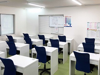 教室内は明るく、机はいつも真っ白に清潔にしてあります。
