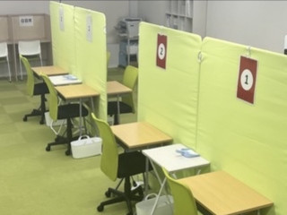 集中しやすい学習環境をご用意しています！  一人ひとりが集中して学習できるよう、パーテーション付きの個別ブースを完備。落ち着いた環境で、自分のペースで学習に取り組めます。